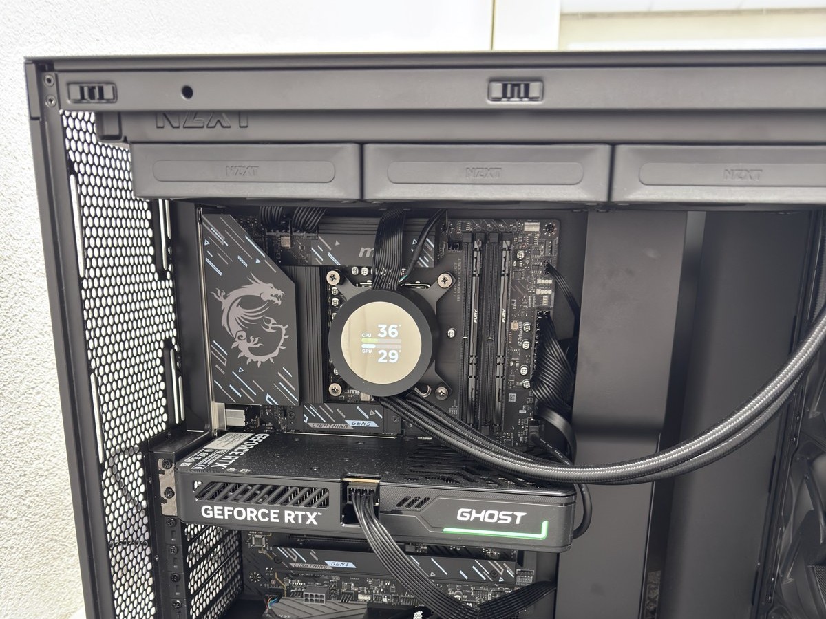 Offene Workstation-Konfiguration von PC-Manufaktur mit Wasserkühlung
