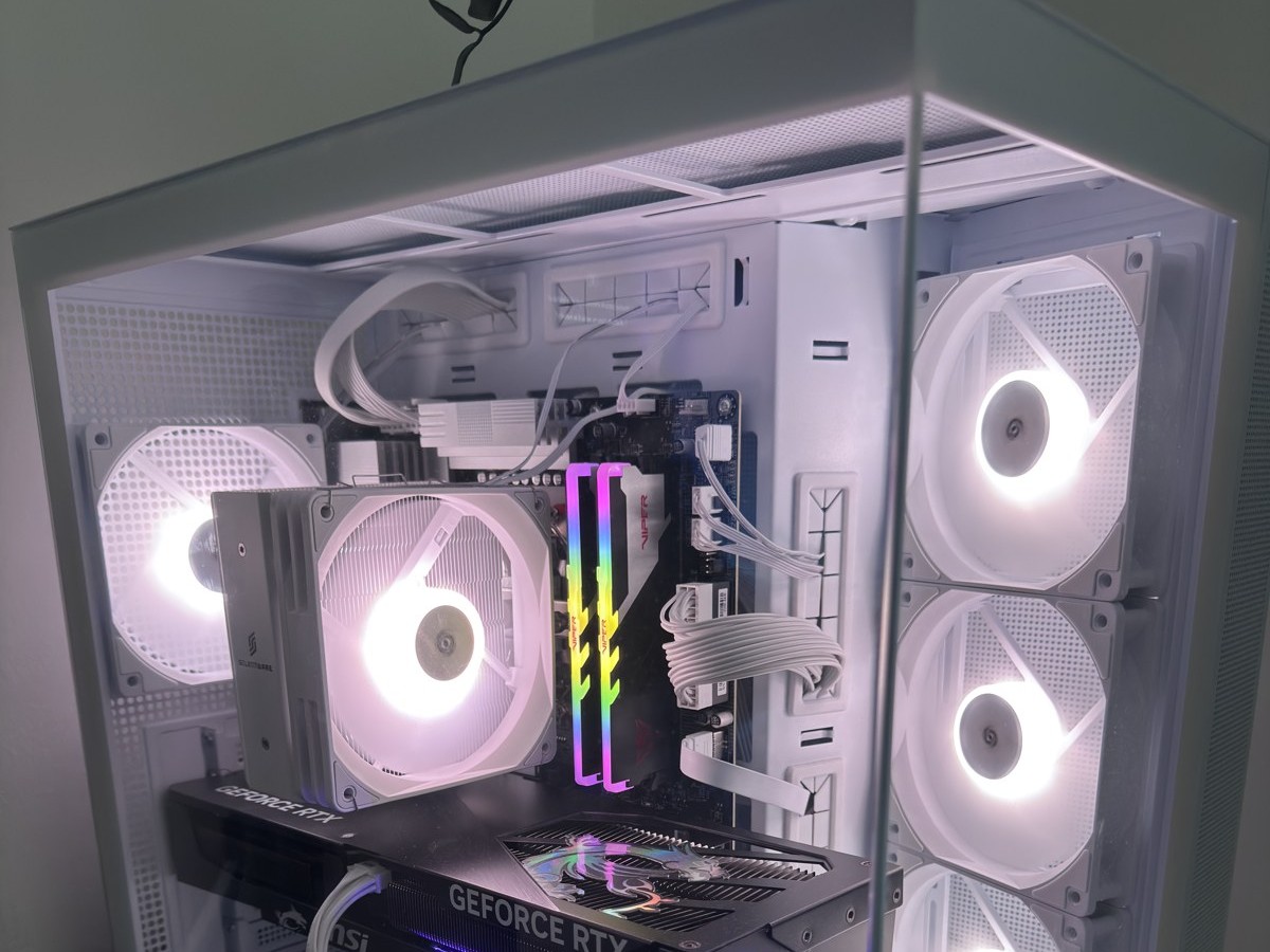 Offener PC von PC-Manufaktur mit weißer Wasserkühlung und beleuchteten Lüftern, eigener Werkstatt-Aufbau
